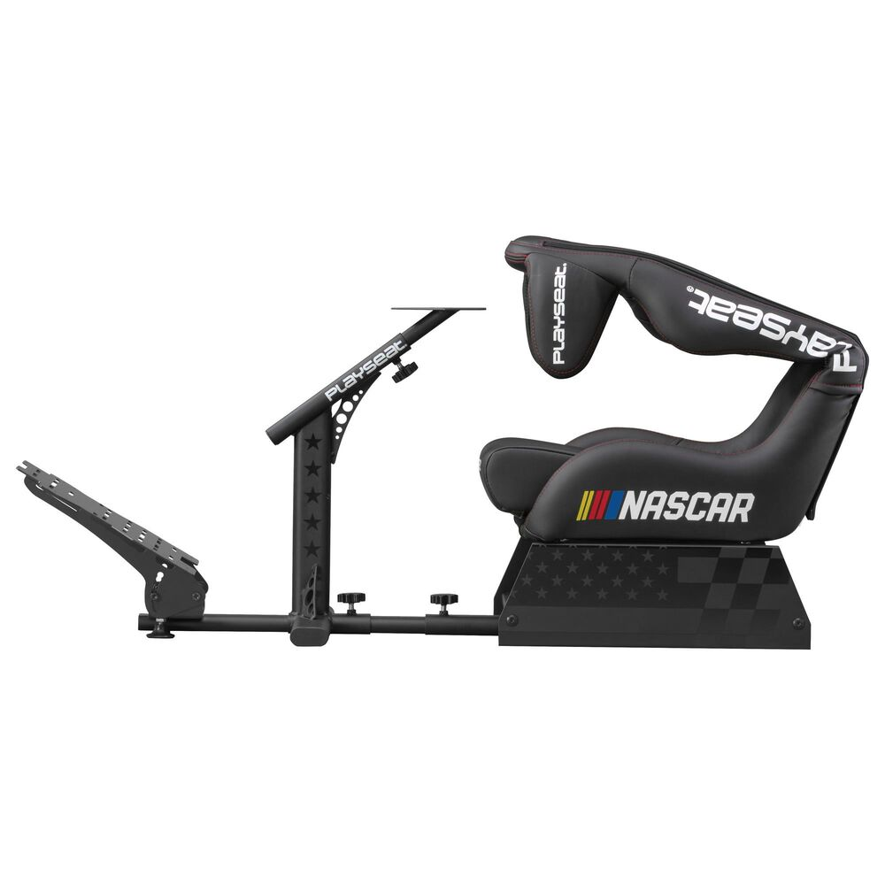 Silla de simulador de carreras negra con pedales y una mesa negra.