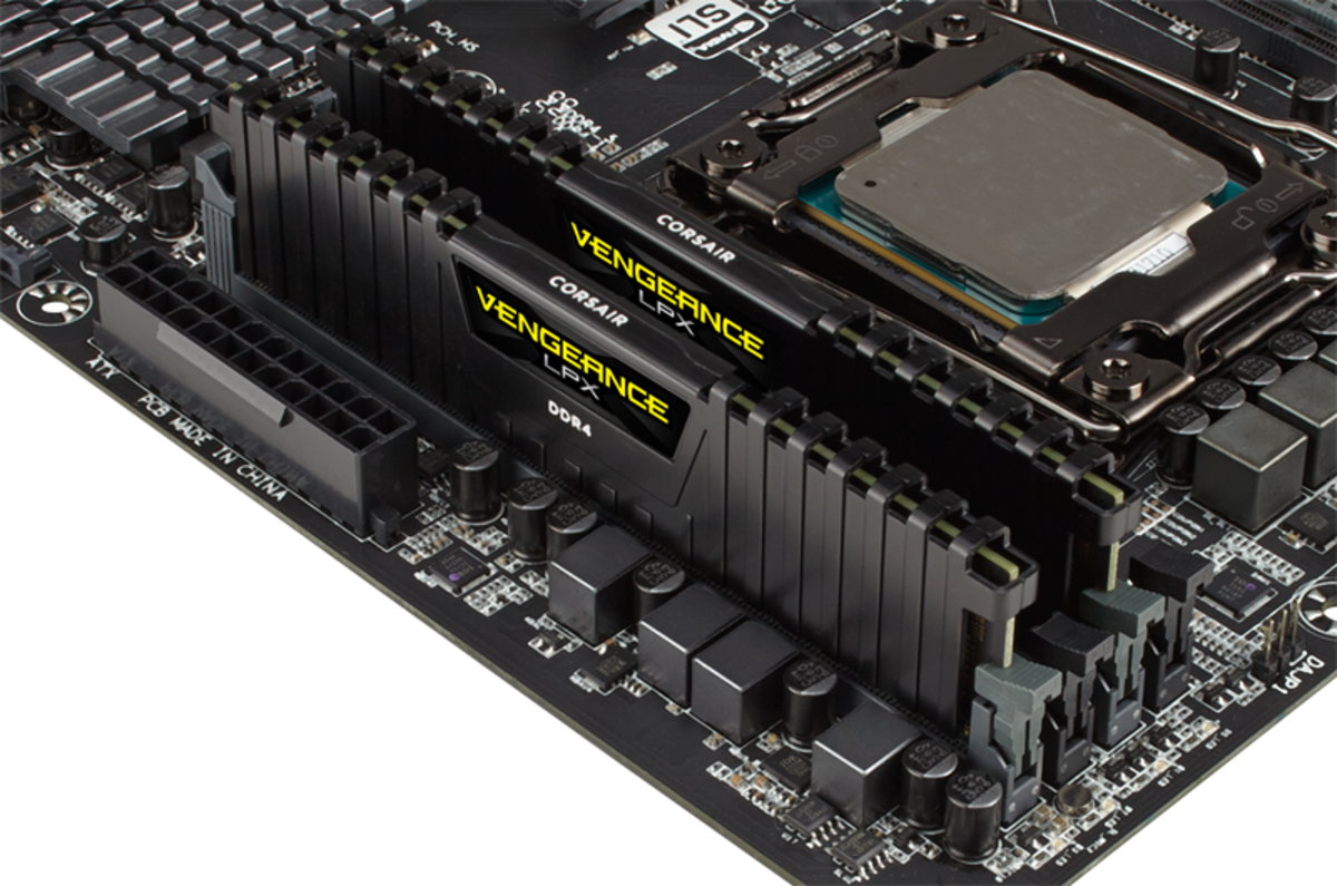 Scheda madre per computer con moduli RAM installati. Moduli RAM Corsair Vengeance LPX DDR4 visibili.