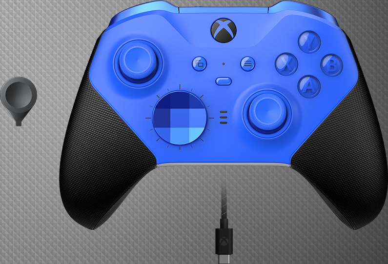 Un controller Xbox blu con impugnatura nera e pulsanti argentati. C'è un cavo di ricarica su sfondo grigio.