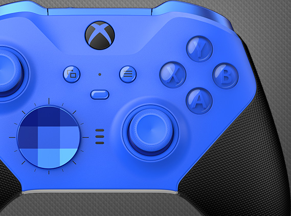 Controller Xbox blu. I pulsanti e il joystick sono visibili. Si vedono le impugnature nere.