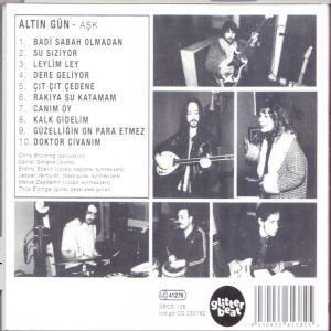Rückseite eines CD-Albums mit verschiedenen Fotos und türkischem Text.