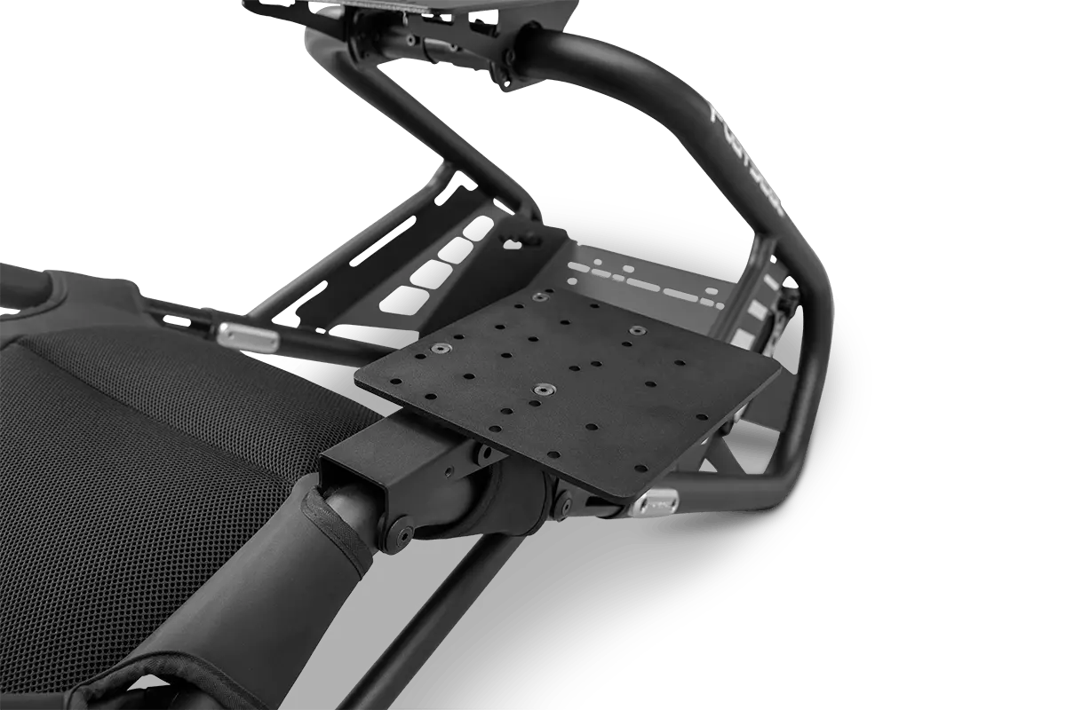 Silla gaming con base negra y asiento estilo carreras con detalles negros. Soporte para monitor.