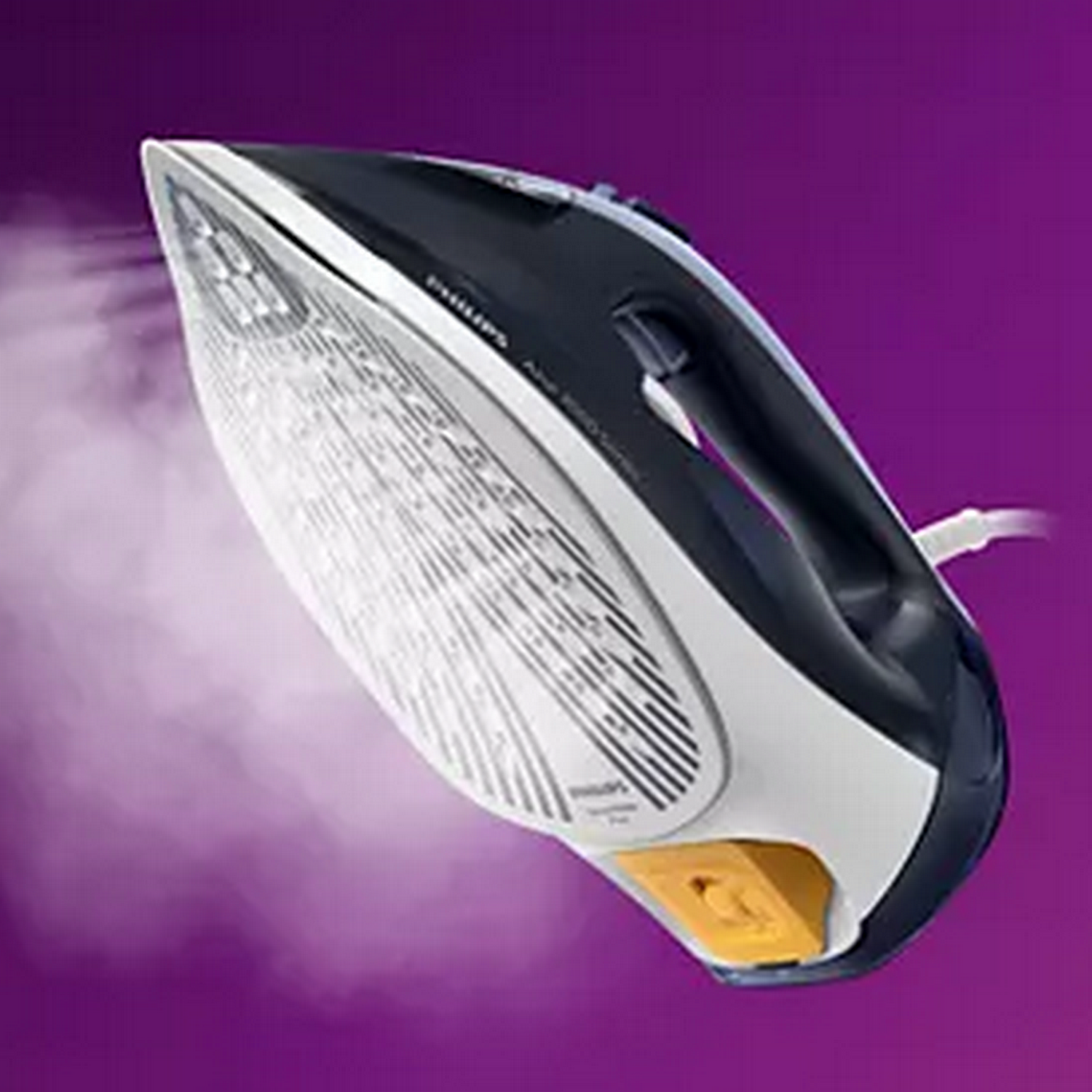 Un fer à repasser avec un design noir et blanc. De la vapeur sort de l'avant.