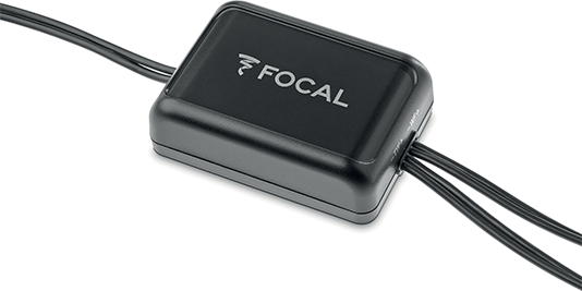 Fekete Focal audio eszköz kábelekkel.
