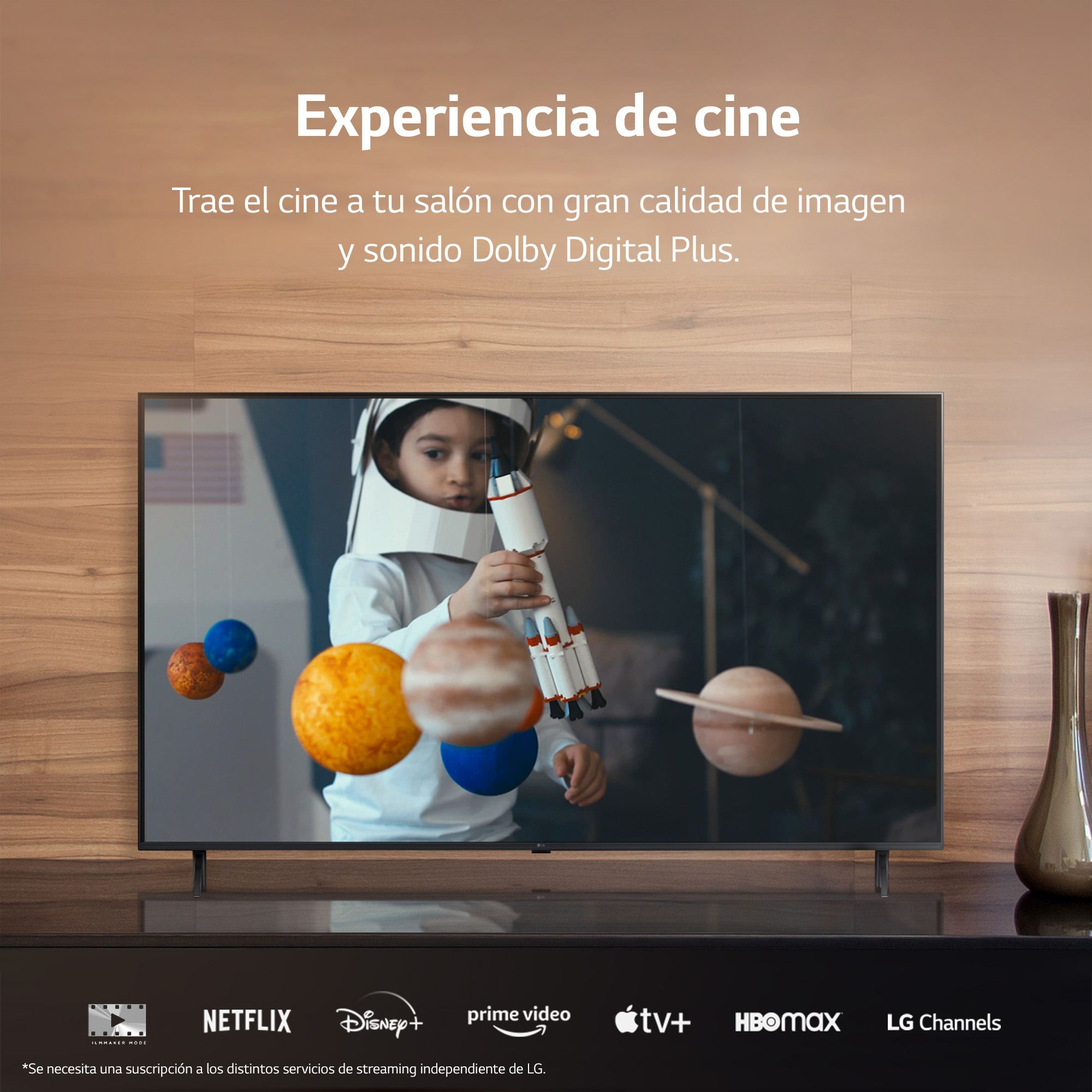 Un televisor muestra una escena de un niño con un traje espacial con planetas y un cohete. El texto dice 'Experiencia de cine'.