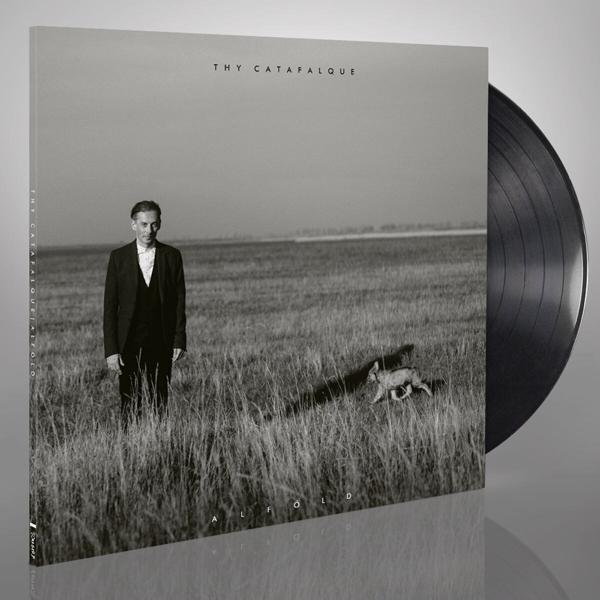 Fekete-fehér album borító, egy férfival a mezőn. Jobbra egy bakelit lemez látható.