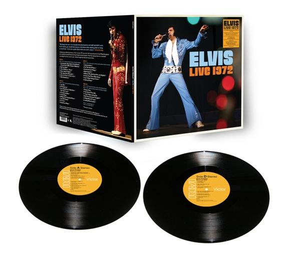 Zwei schwarze Schallplatten mit gelben Etiketten. Eine Plattenhülle von Elvis Presley im Hintergrund.