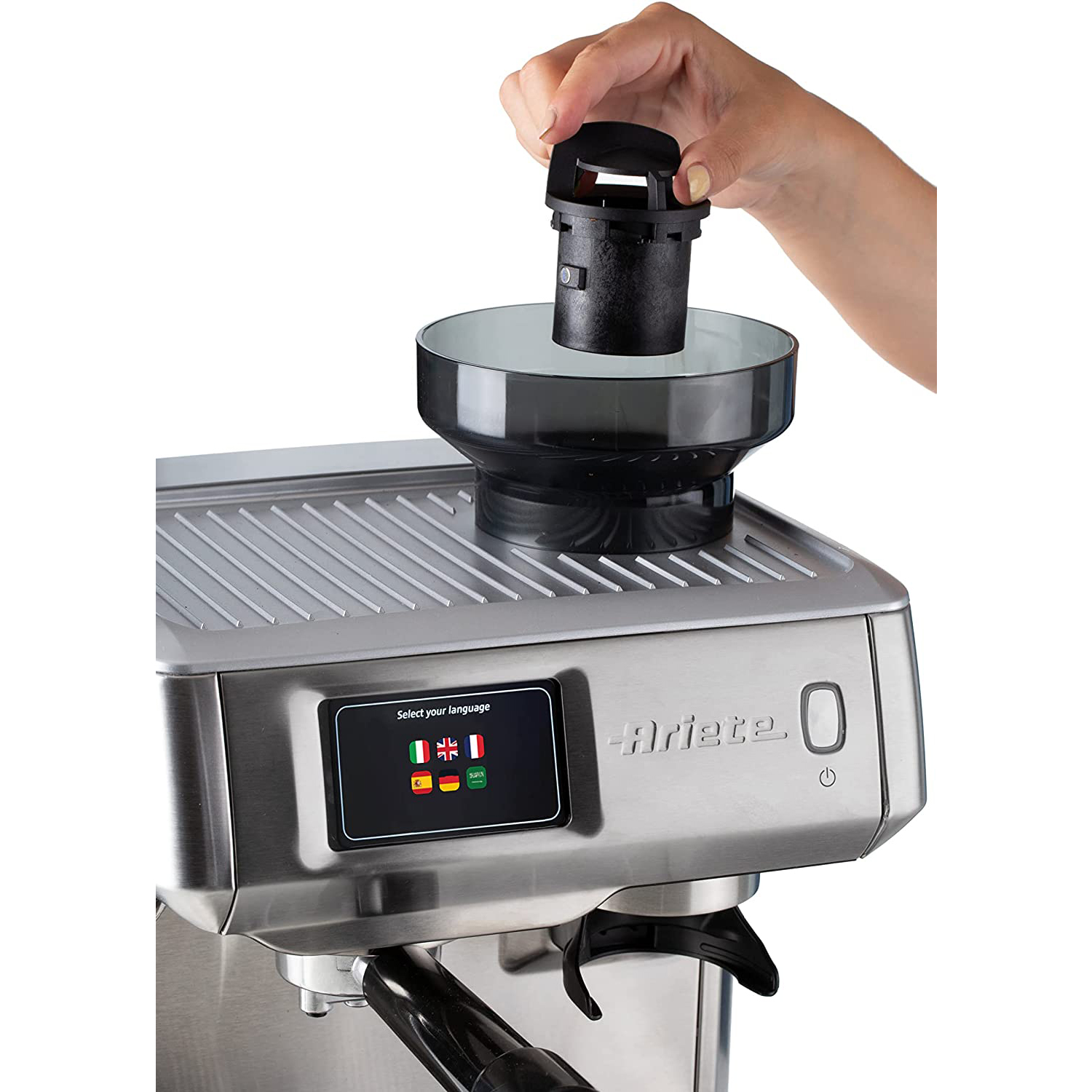 Una mano che inserisce un filtro in una macchina per caffè espresso Ariete.
