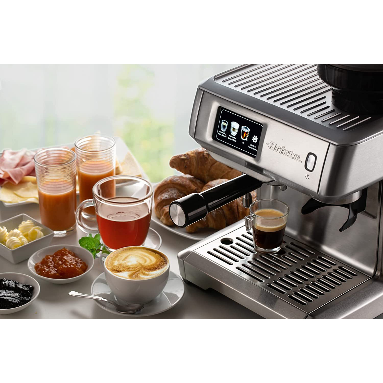 Macchina per espresso con colazione: croissant, marmellata, burro, caffè.