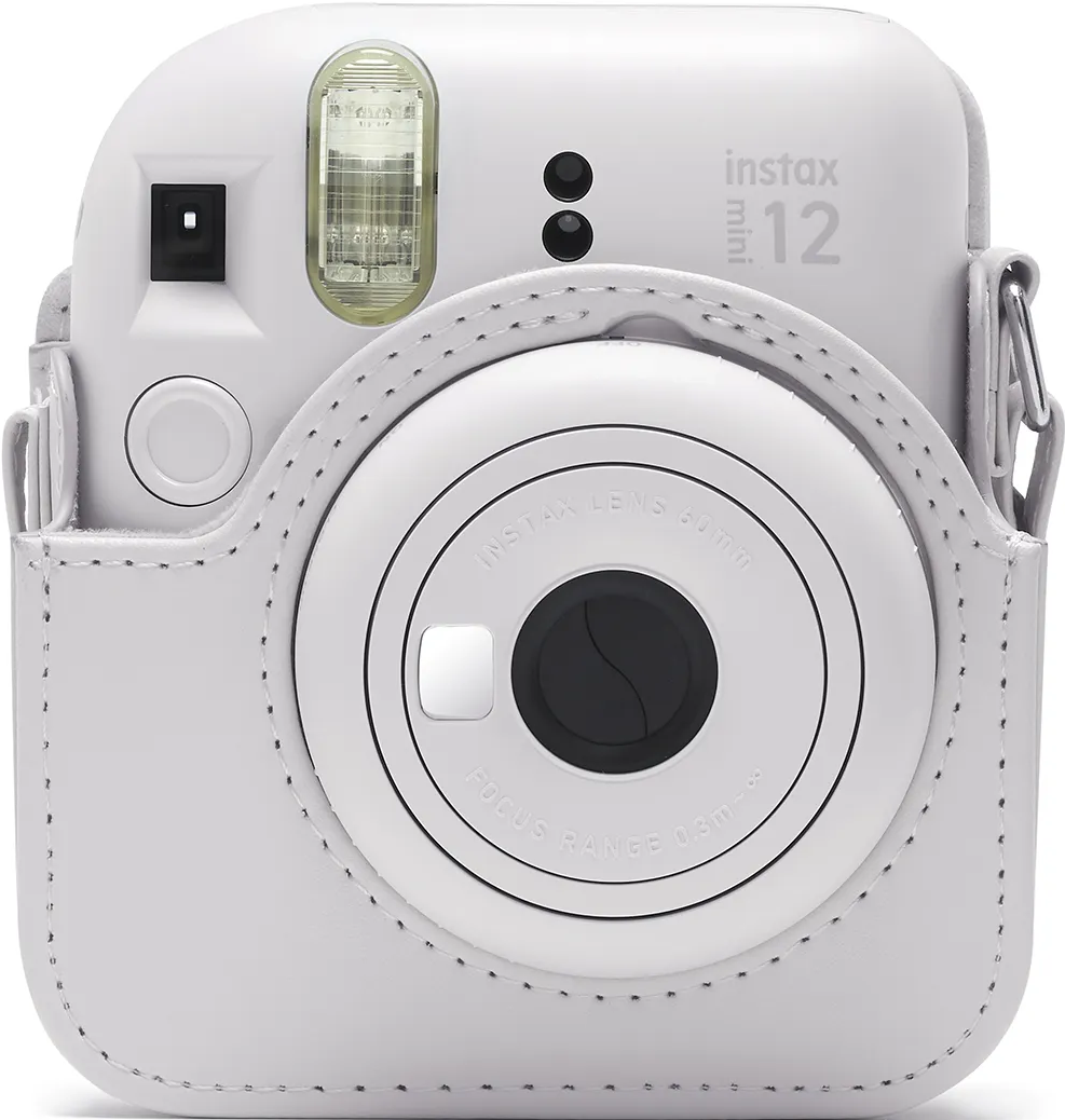 Eine weiße Instax Mini 12 Kamera in einer passenden weißen Hülle. Die Kamera ist im Fokus.