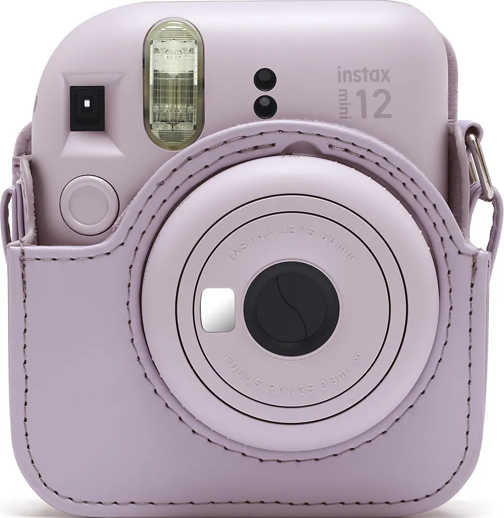 Pinke Instax Mini 12 Kamera mit Schutzhülle, Objektiv und Sucherdetails.