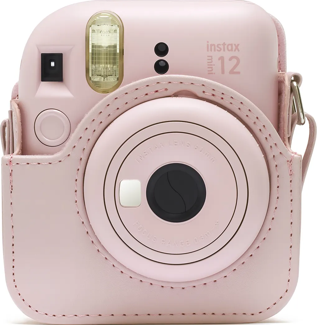Appareil photo rose Instax Mini 12 dans un étui rose. Objectif centré, avec flash et viseur.