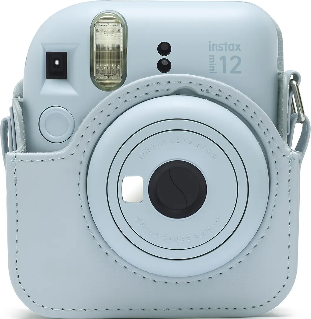 Fotocamera Instax Mini 12 azzurra in una custodia azzurra. Ha un flash, un obiettivo e dei pulsanti.