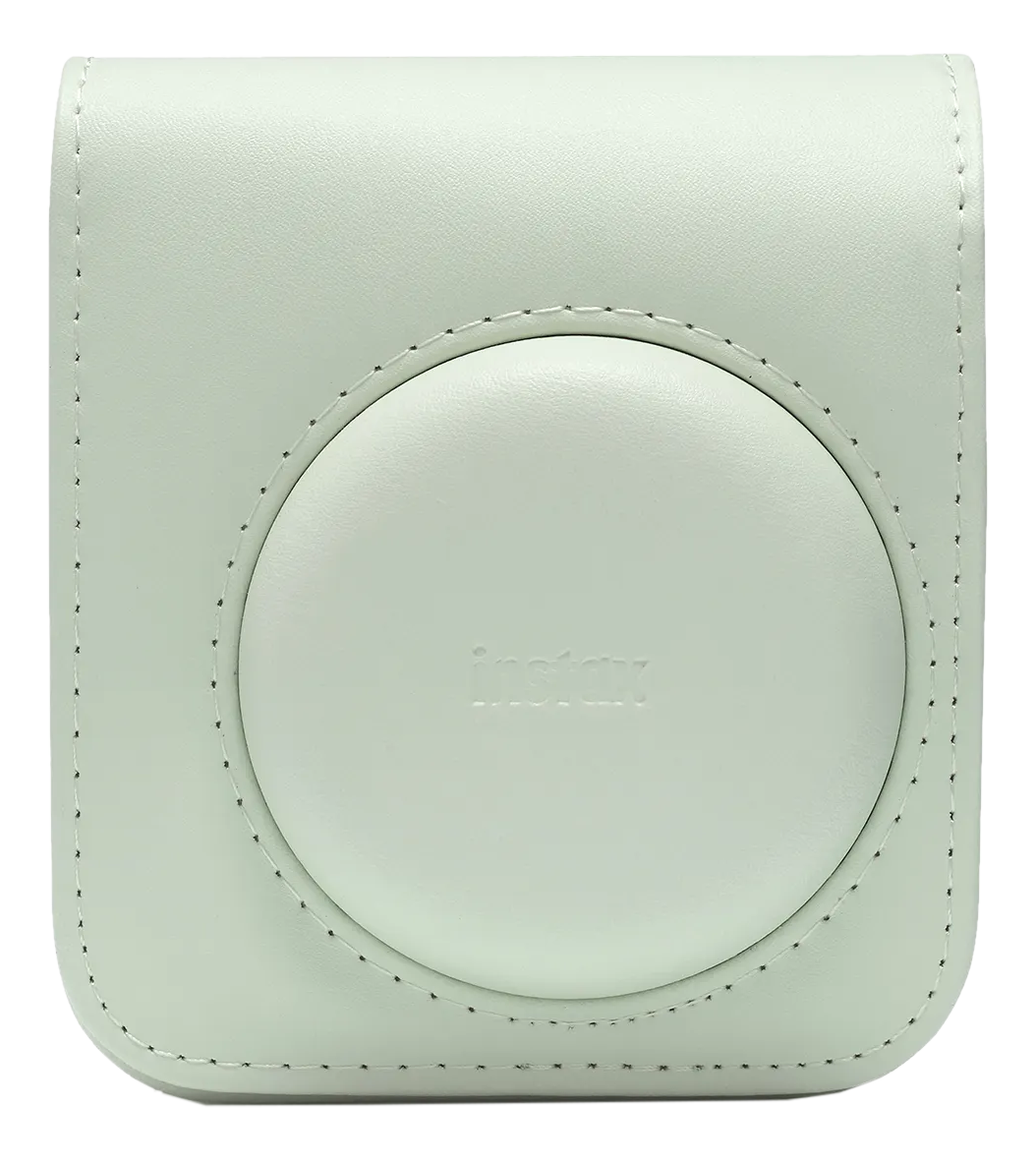 Hellgrüne Instax-Kameratasche, runde Form, mit Instax-Logo, auf schwarzem Hintergrund.
