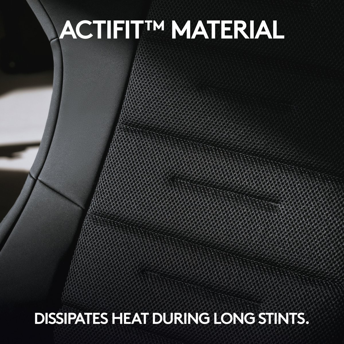 Primer plano de tela de malla negra con texto 'ACTIFIT MATERIAL' y 'DISSIPATES HEAT'.
