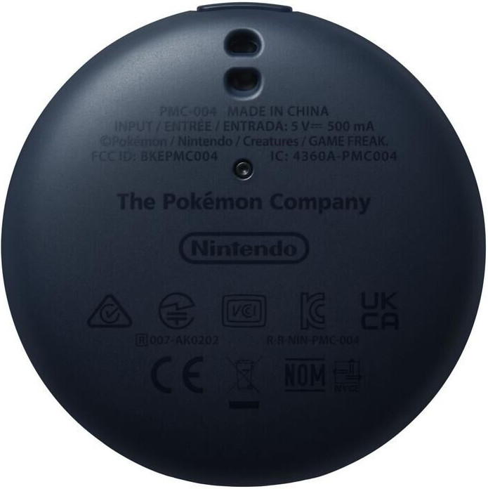 Een zwart cirkelvormig apparaat met tekst en logo's, waaronder The Pokémon Company en Nintendo.