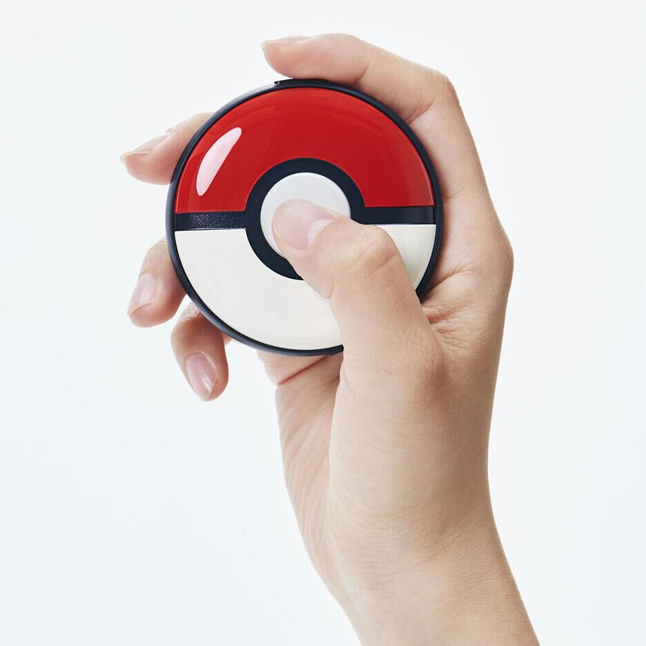 Een hand die een rode en witte Pokemon bal vasthoudt, drukt op de middelste knop.