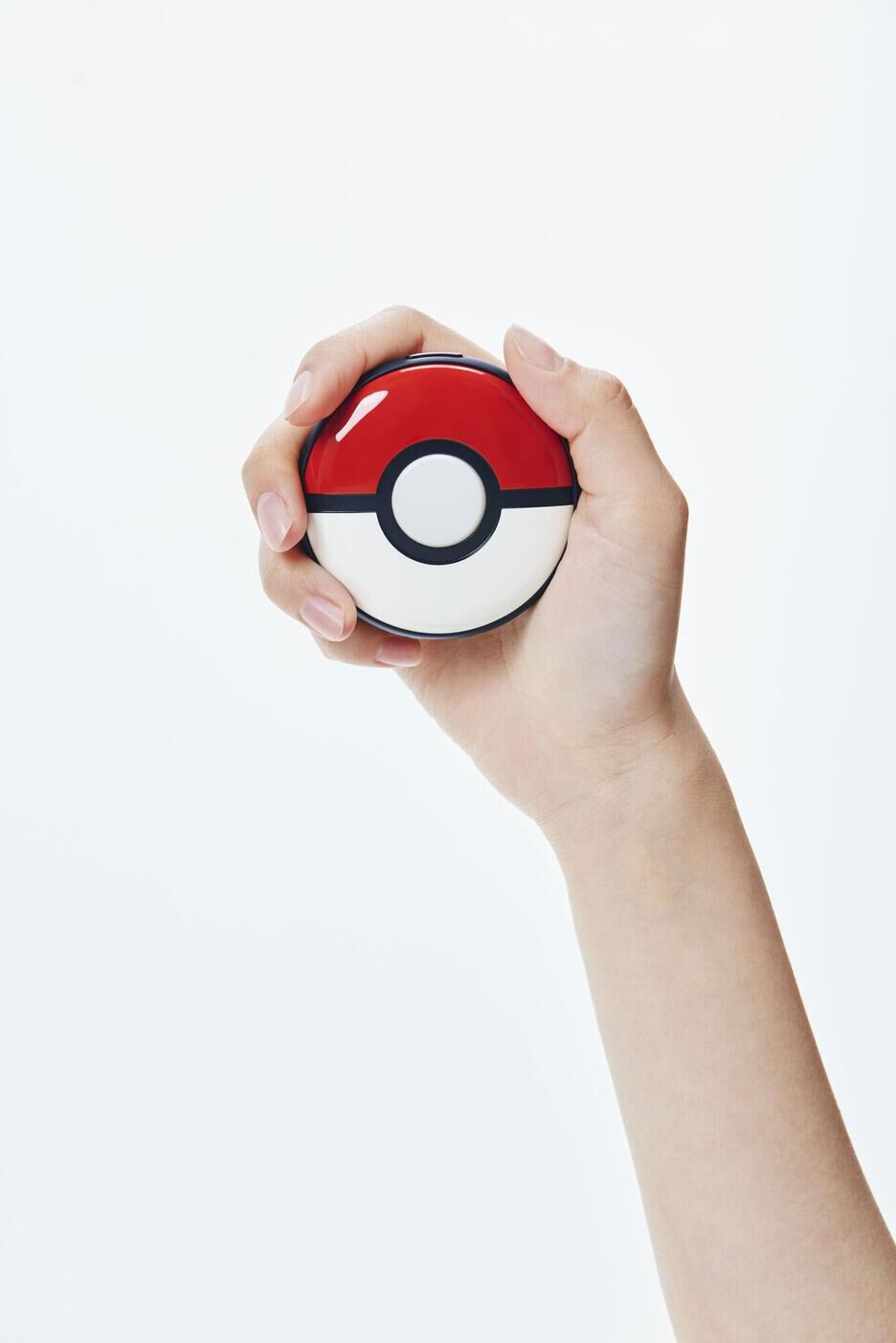 Een hand die een rood-witte Poké Ball vasthoudt. De bal is rond met een knop.