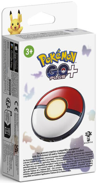 Een witte doos met Pikachu erop. Er staat Pokémon GO Plus +, met een rood en wit Pokéball-ontwerp.