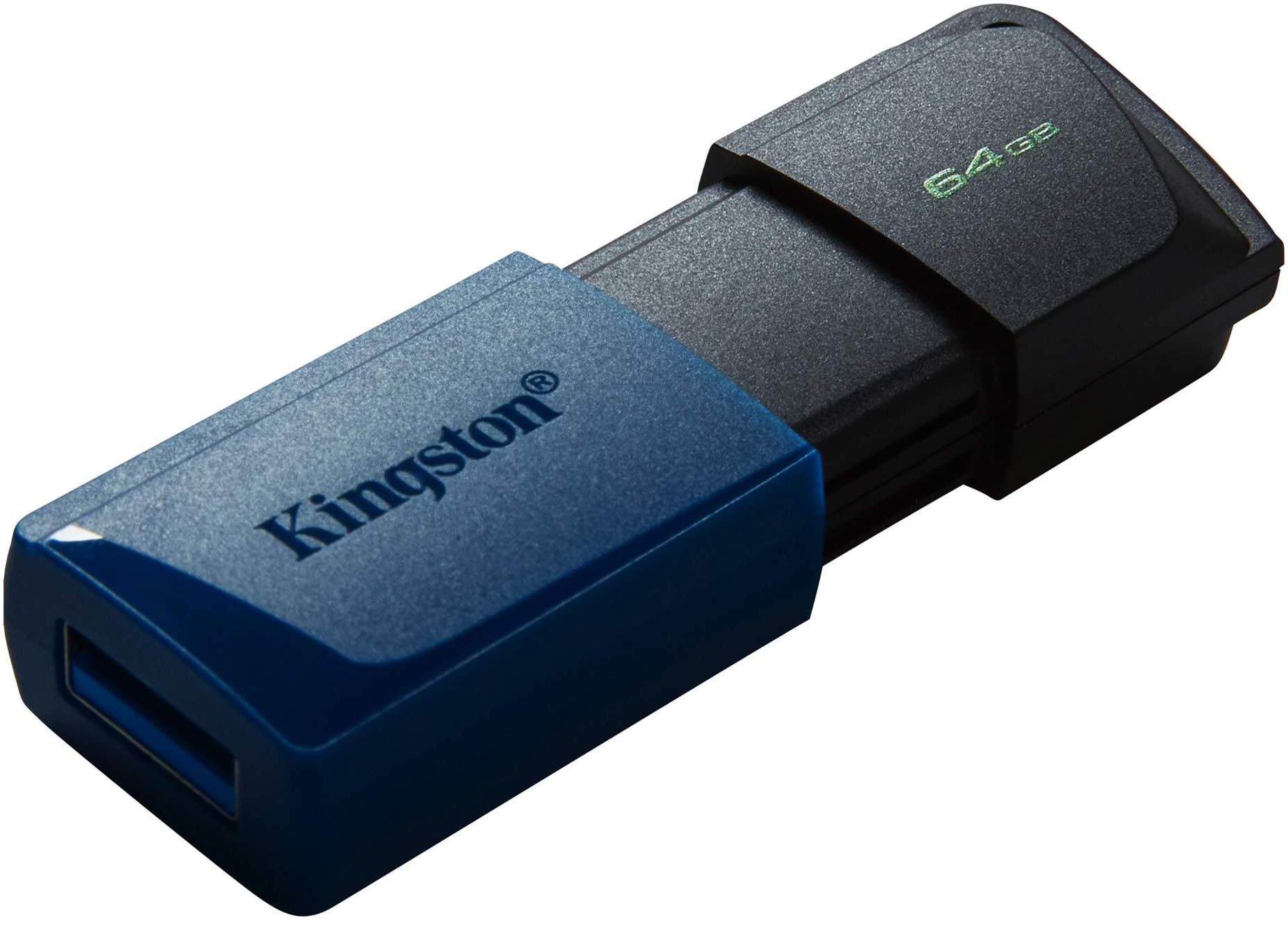 Ein blau-schwarzer Kingston USB-Stick. Der blaue Teil sagt Kingston. Der schwarze Teil sagt 64GB.