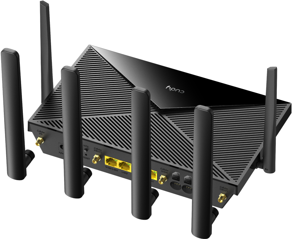 Fekete router hat antennával fehér háttér előtt.