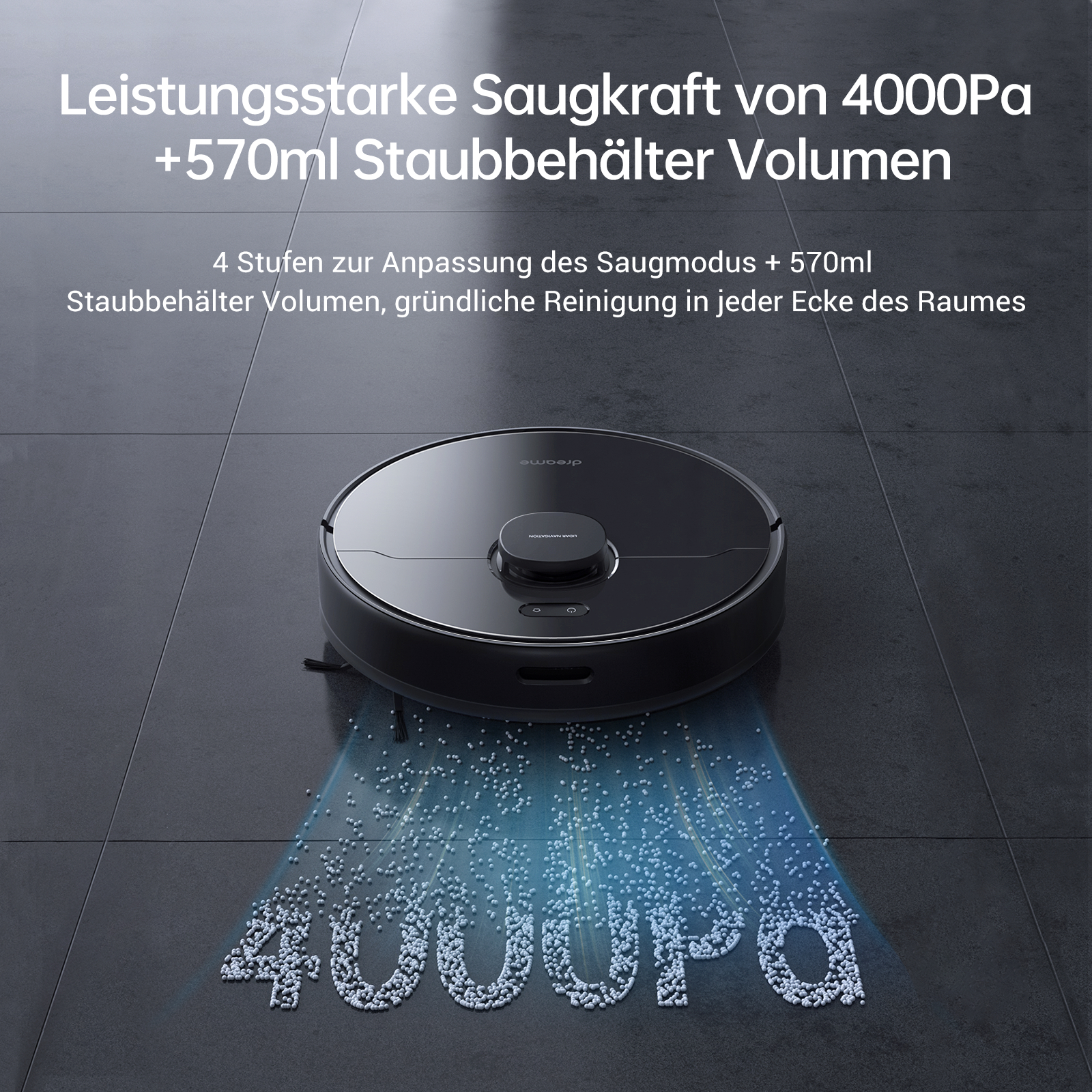 Ein schwarzer Roboter-Staubsauger auf Fliesen, das Wort '4000Pa' aus Punkten gebildet.