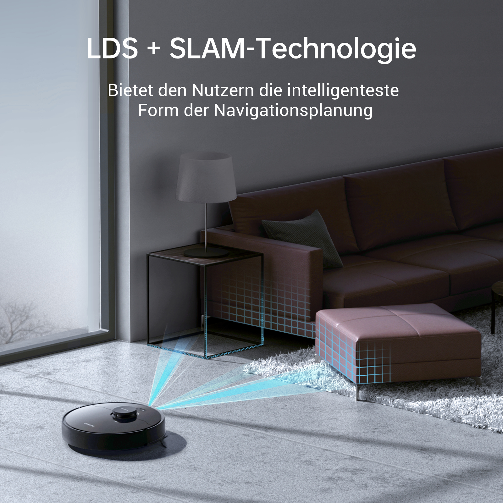 Ein Roboter-Staubsauger reinigt einen Raum, mit Sofa, Tisch und Lampe im Blickfeld.