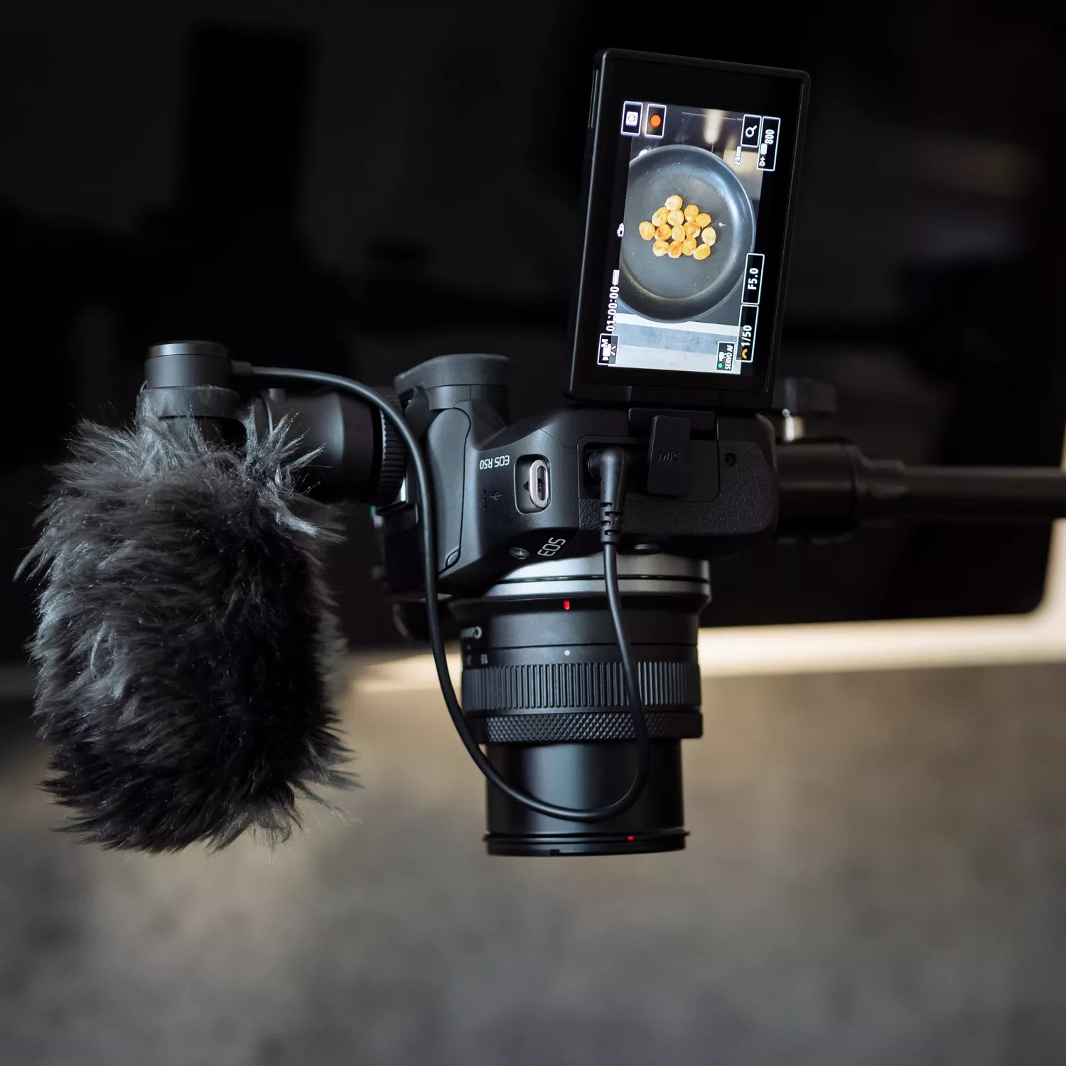 Camera met microfoon, die een kookdemonstratie opneemt.