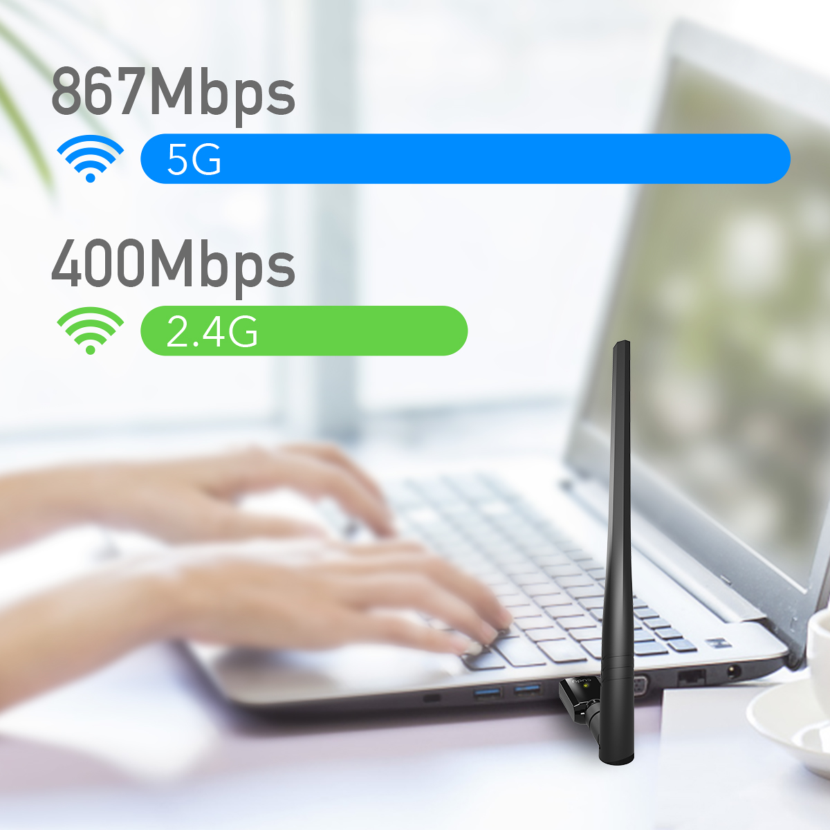Egy laptop egy USB wifi adapterrel az asztalon. Wifi sebességjelzők láthatók felette.