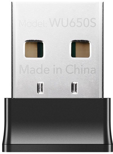 Egy USB-adapter közelképe. Fekete, 'Made in China' felirattal.