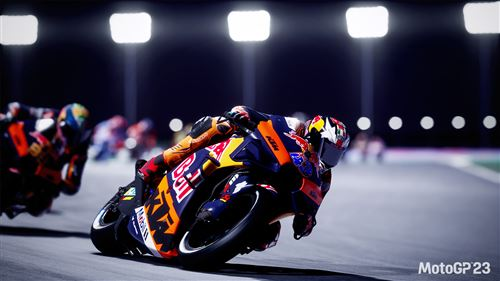 Escena de carreras de motos, piloto en naranja y negro, fondo borroso, noche.
