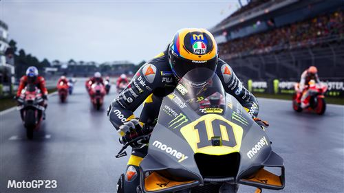 Piloto de motos en carrera, casco, primer plano.