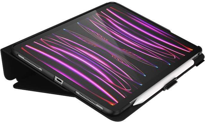 Fekete iPad fekete tokban, fehér háttéren, fehér tollal.