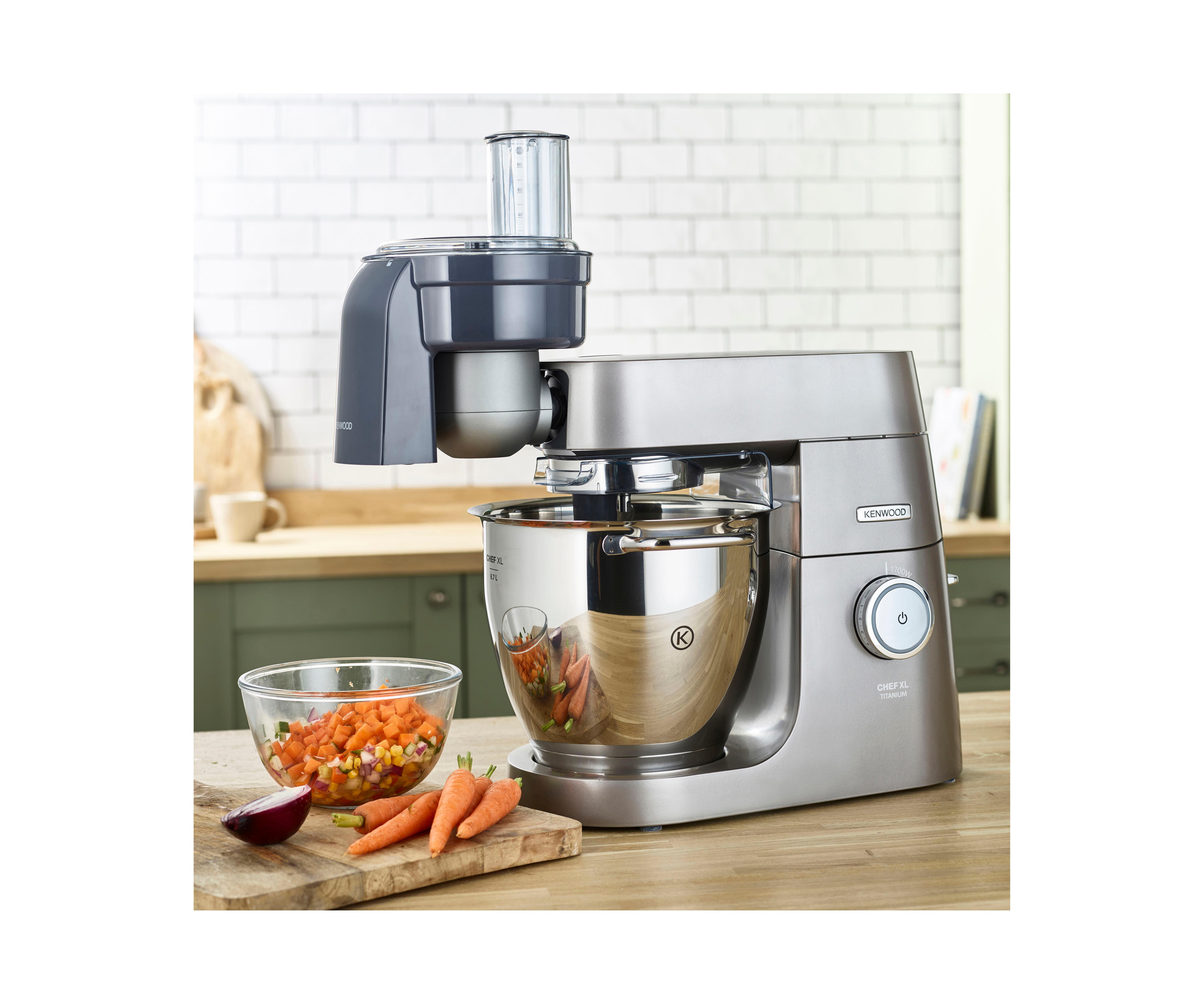 Ein silbernes und graues Küchengerät. Es ist eine Küchenmaschine von Kenwood.