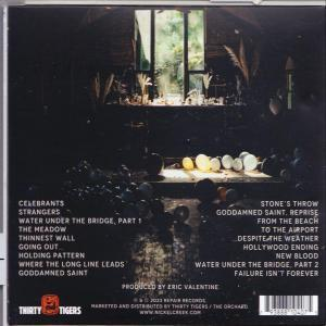 Rückseite eines Albums mit Titellisten und einem Foto eines Innenraums mit Licht.