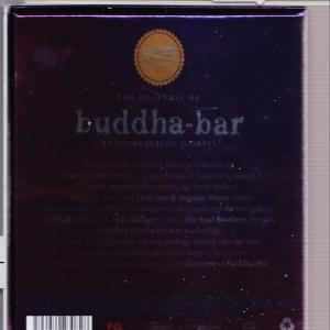Egy sötétlila Buddha Bar CD. A szöveg fehér és arany színű. A háttér sötét.