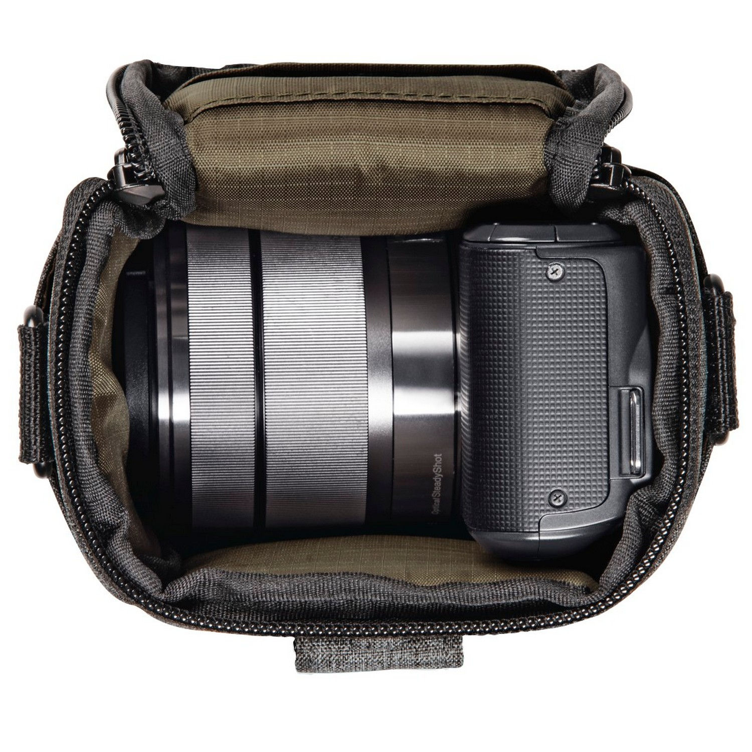 Een camera en lens in een zwarte cameratas. De lens is zilver en de camera is zwart.