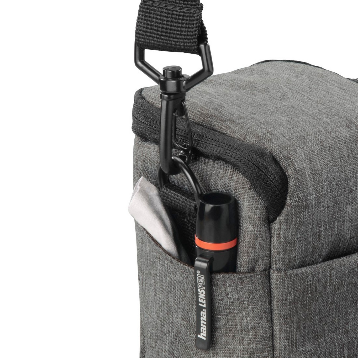 Cameratas met een bevestigde LensPen en een schoonmaakdoekje in de zak.