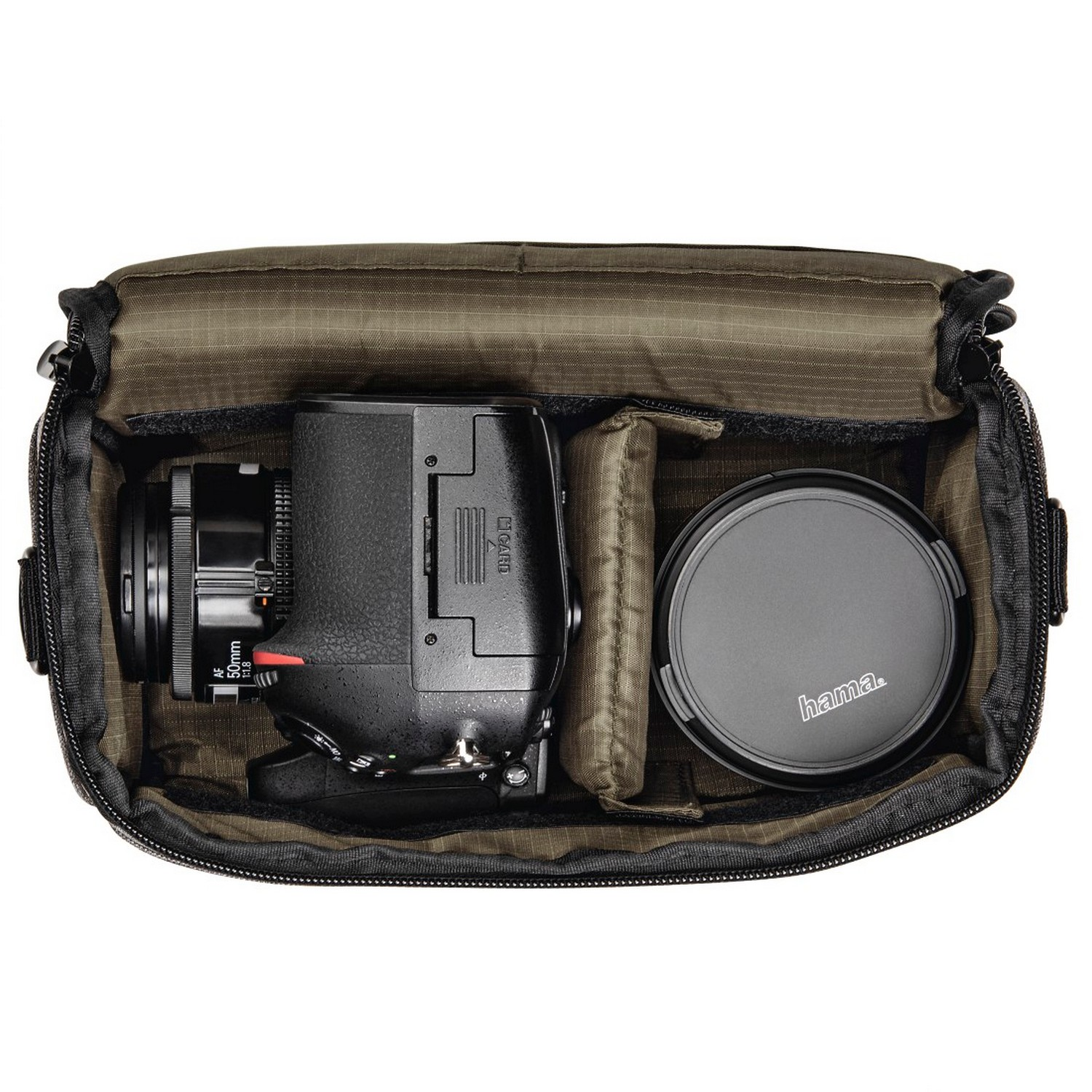 Cameratas open met een camera, lens en lensdop erin. Olijfgroene kleur.