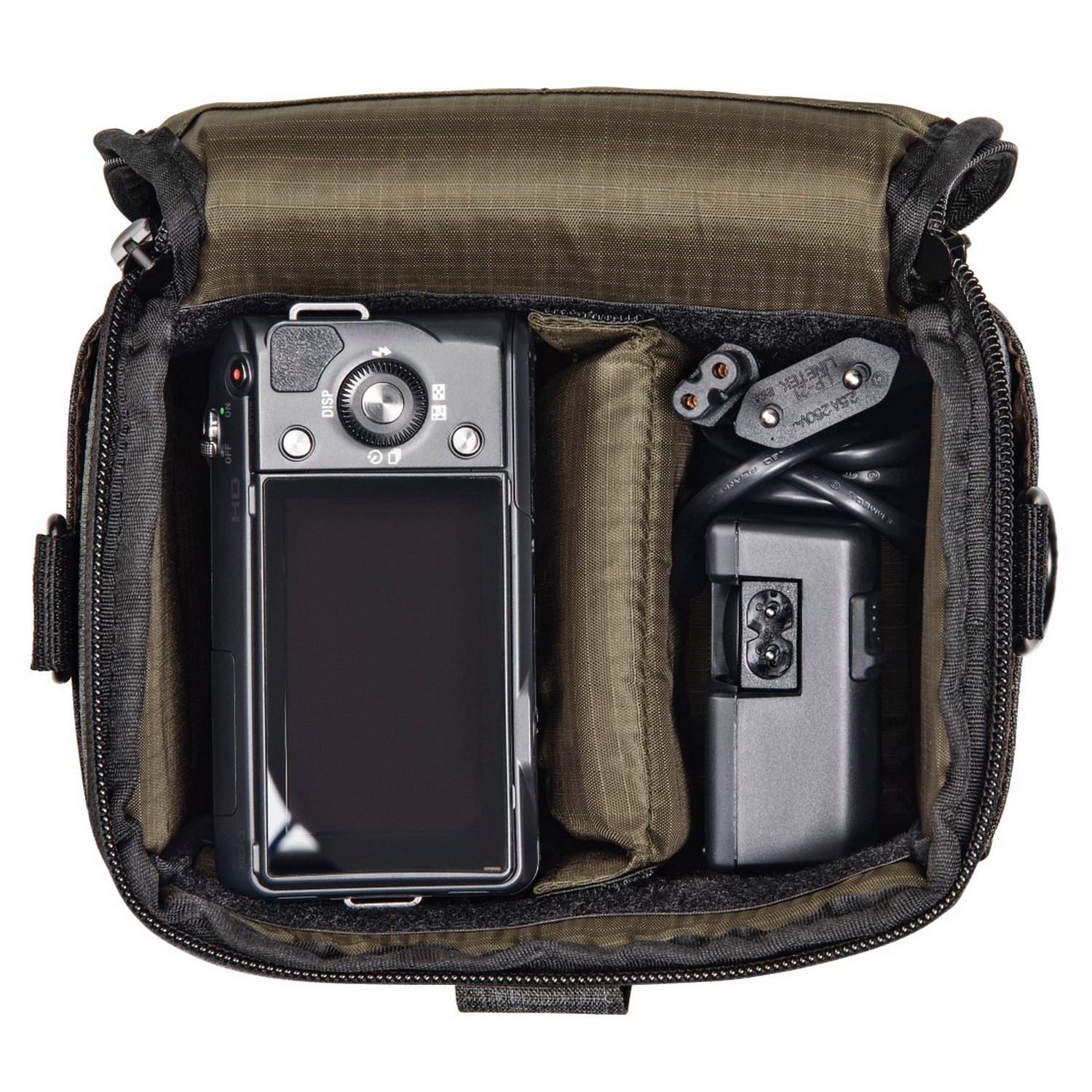À l'intérieur d'un sac photo vert, un appareil photo, un chargeur et un câble d'alimentation.