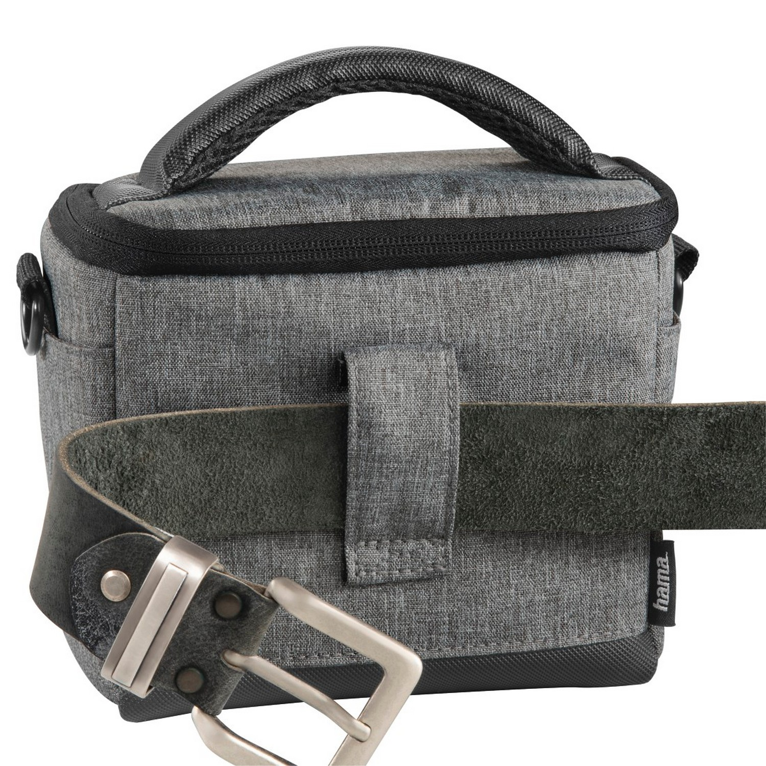 Un sac d'appareil photo gris avec une ceinture en cuir noir, boucle visible, sur fond blanc.
