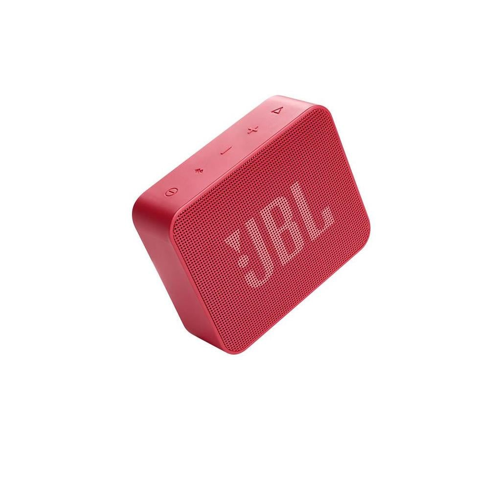 Kırmızı JBL taşınabilir hoparlör. Kare şekli, JBL logosu görünür. Üstte düğmeler.