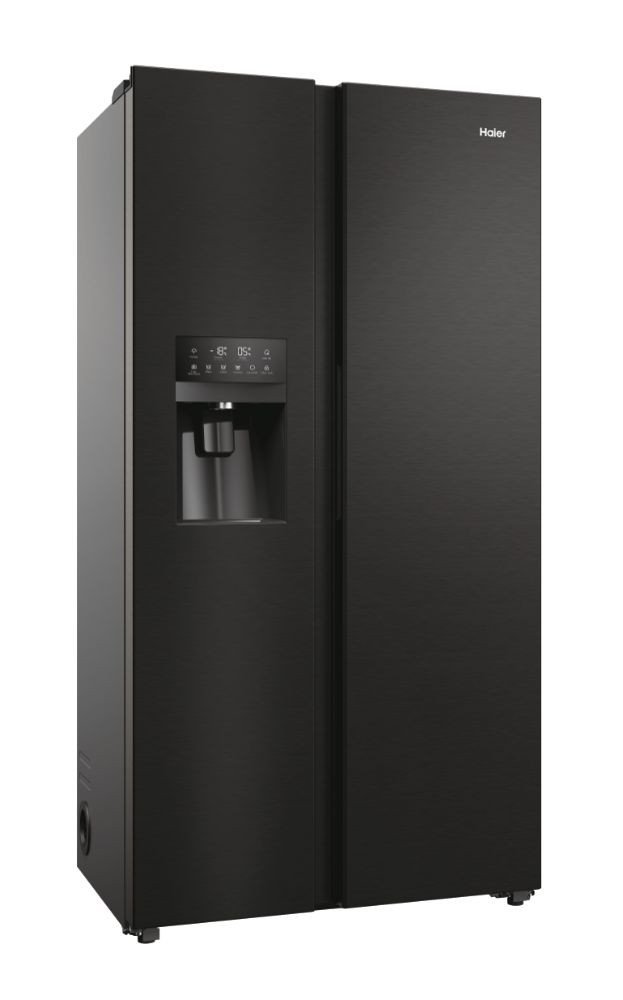 Un frigorifero Haier nero con dispenser e display sulla porta sinistra.