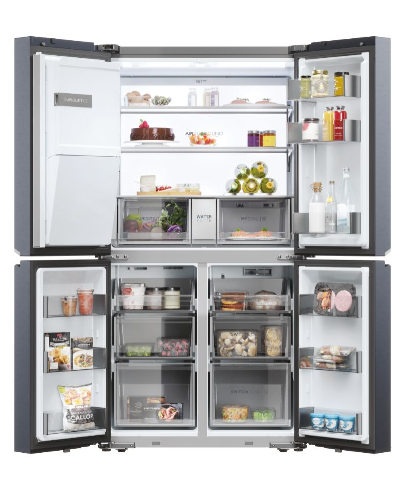 Ein großer, offener Kühlschrank mit Regalen voller Essen und Getränke.