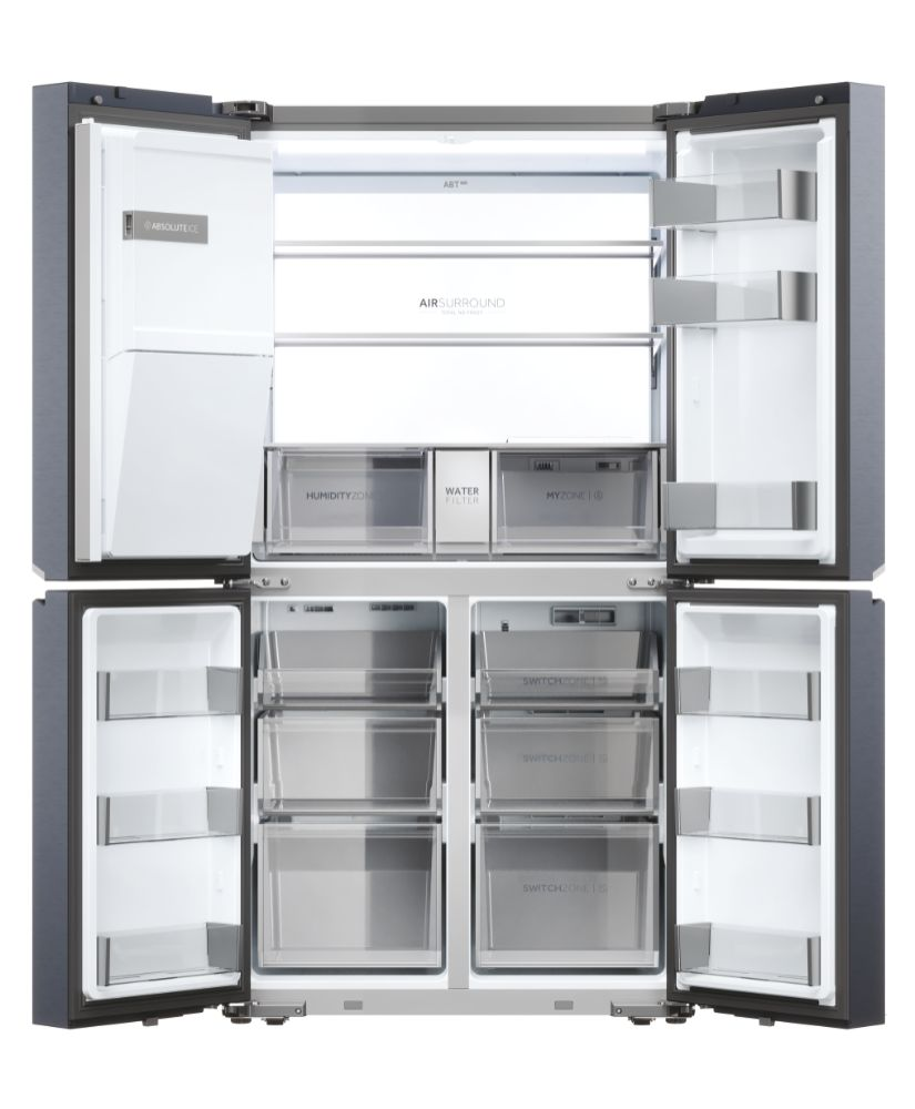 Silberner Kühlschrank mit geöffneten Türen, Fächer sichtbar.