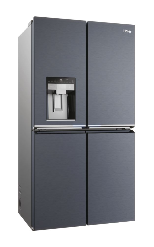 Dunkelblauer Haier-Kühlschrank mit vier Türen. Er hat einen Wasserspender und das Haier-Logo oben.
