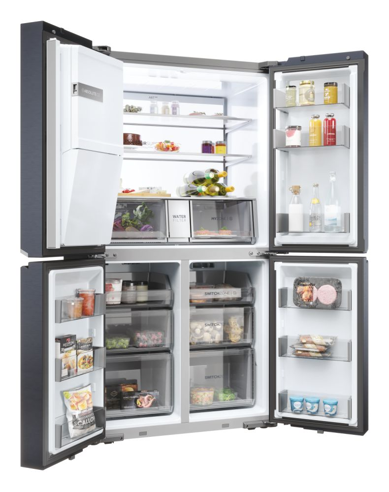 Side-by-Side-Kühlschrank, offen, voller Lebensmittel.