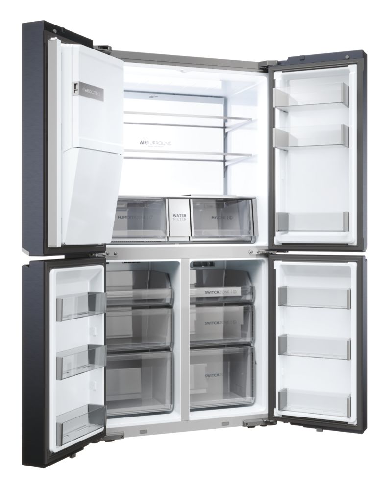 Offener Kühlschrank mit mehreren Fächern, Regalen und Schubladen, weißer Innenraum, isoliert.