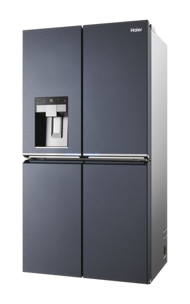 Ein Haier Kühlschrank. Er hat vier Türen mit dunkelblauem Finish.