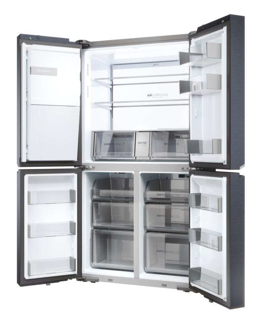 Offener, dunkler Kühlschrank mit mehreren Regalen und Schubladen, die den Inhalt zeigen. Die Tür ist offen.